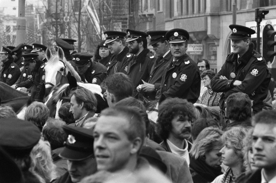 Politie in Amsterdam protesteert tegen regeringsbeleid op de Dam demonstratieve, Bestanddeelnr 934-3548