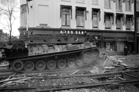 Politie en leger met pantserwagens en tanks ruimen barricaden op in Vondelbuurt,, Bestanddeelnr 930-7013