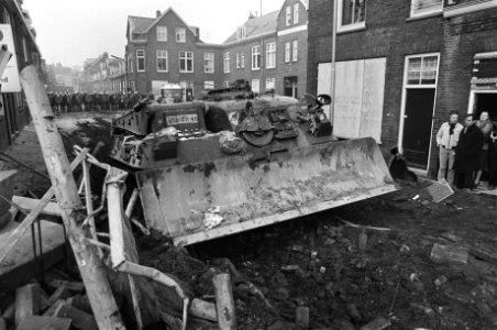 Politie heeft einde gemaakt aan kraakaktie Nijmegen, m.b. tankdozers en 2000 man personeel, tanks bij de barricades, Bestanddeelnr 931-3386