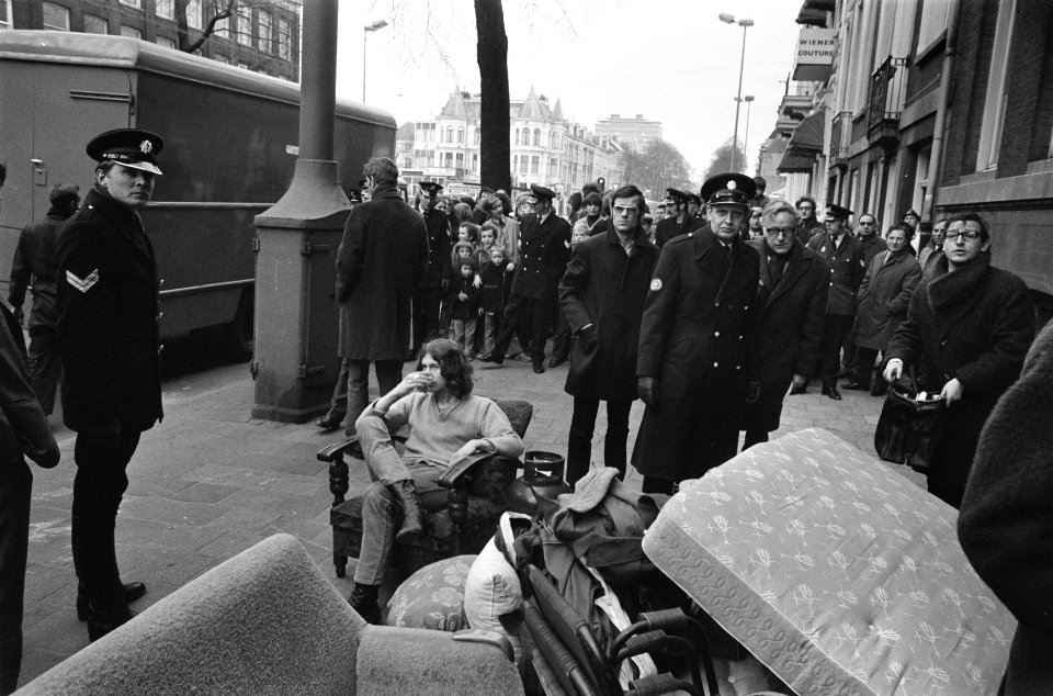 Politie ontruimt bezette panden in Sarphatistraat Amsterdam Bezetters verlaten i, Bestanddeelnr 923-3843
