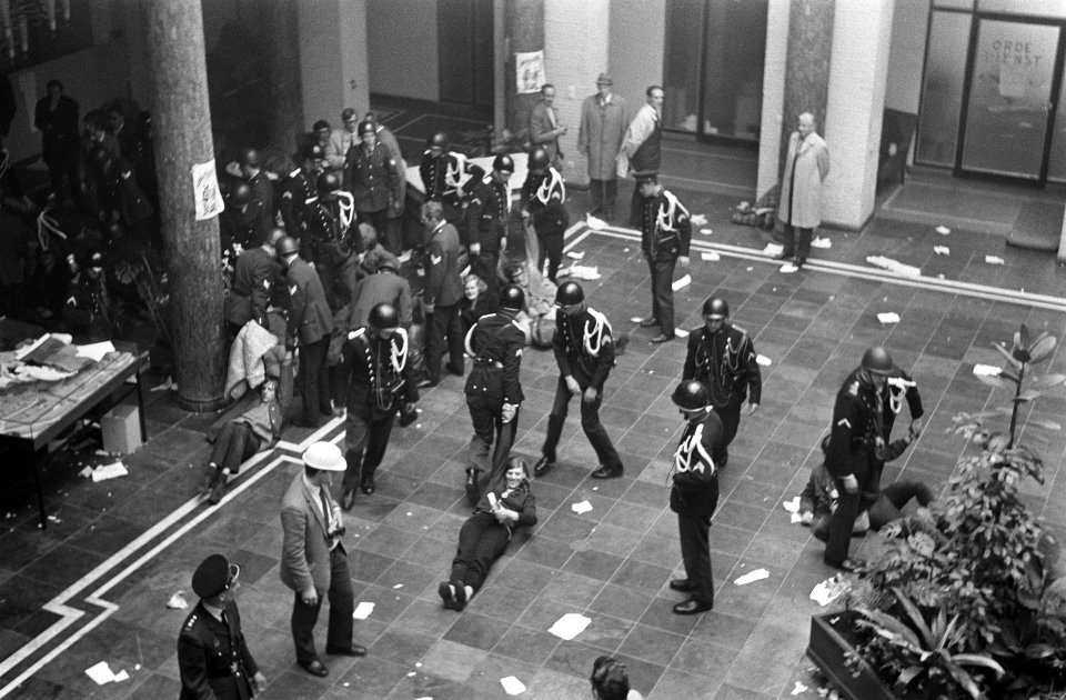 Politie voert studenten uit Maagdenhuis, Amsterdam af bezetter wordt buiten naar, Bestanddeelnr 922-4428