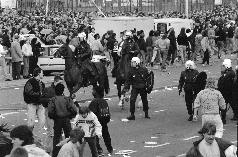 Politie tussen de relschoppers, Bestanddeelnr 934-4450