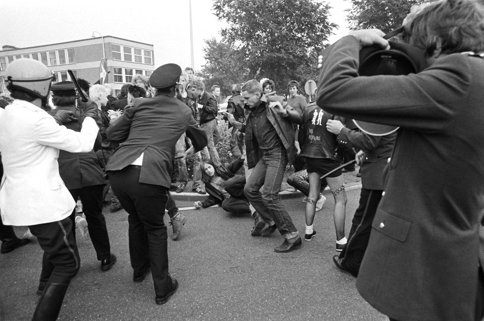 Politie slaat in op demonstranten, Bestanddeelnr 931-6245