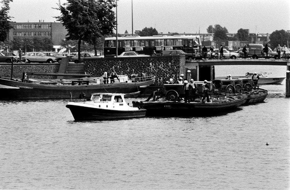 Politie op dekschuiten met pompen, Bestanddeelnr 930-9735