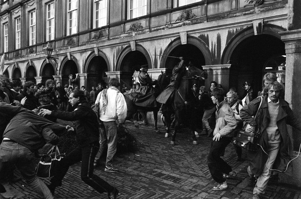 Politie veegt Binnenhof schoon, Bestanddeelnr 933-5477
