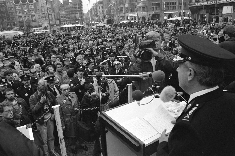 Politie in Amsterdam protesteert tegen regeringsbeleid op de Dam toespraak hoof, Bestanddeelnr 934-3550