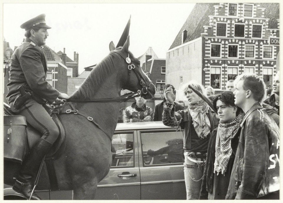 Politie te paard en demonstranten tijdens de demonstratie tegen fascisme. NL-HlmNHA 54020690