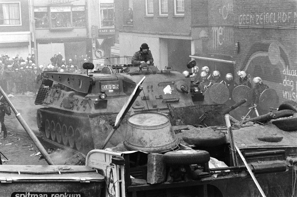 Politie heeft einde gemaakt aan kraakaktie Nijmegen, m.b. tankdozers en 2000 man personeel, tanks bij de barricades, Bestanddeelnr 931-3387