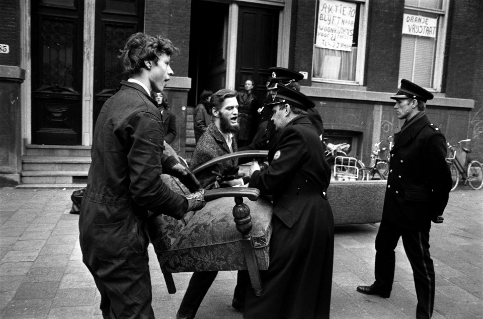 Politie ontruimt bezette panden in Sarphatistraat Amsterdam Bezetter Joop Peters, Bestanddeelnr 923-3839