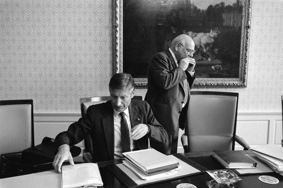 Politici bijeen voor overleg. Links Van Agt (CDA), Den Uyl (PvdA) eet broodje, Bestanddeelnr 931-6265