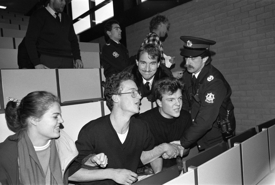 Politie ontruimt hoofdgebouw VU dat door studenten was bezet studenten worden do, Bestanddeelnr 934-1326