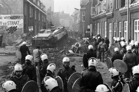 Politie heeft einde gemaakt aan kraakaktie Nijmegen, mb tankdozers en 2000 man, Bestanddeelnr 931-3380
