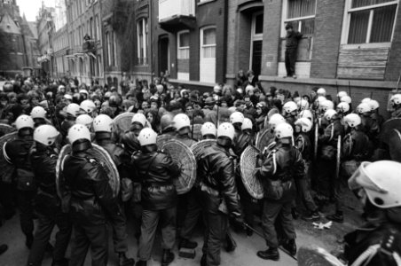 Politie en leger met pantserwagens en tanks ruimen barricaden op in Vondelbuurt,, Bestanddeelnr 930-7000