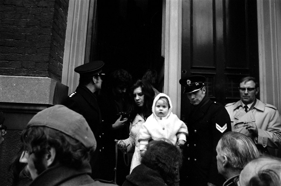 Politie ontruimt bezette panden in Sarphatistraat Amsterdam Moeder met kind verl, Bestanddeelnr 923-3837