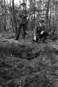 Politie op de plek waar de vaten met geld gevonden werden in de bossen bij Zeist, Bestanddeelnr 932-7980
