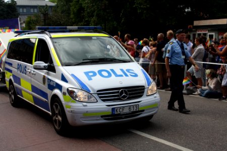 Polisbil i Stockholm Pride 2016 2