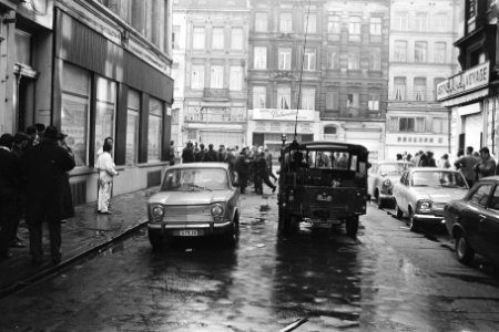 Politiejeep in een zijstraat tijdens de actie van de boeren, Bestanddeelnr 924-3877