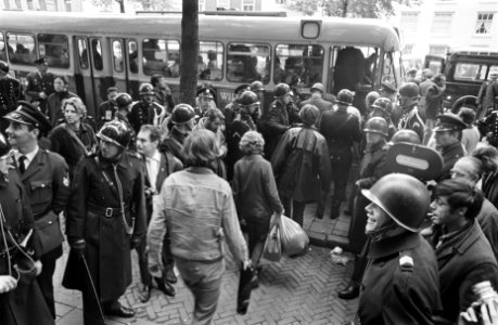 Politie voert studenten uit Maagdenhuis, Amsterdam af bezetter wordt buiten naar, Bestanddeelnr 922-4426