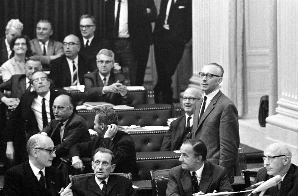 Politiek, parlementariërs, parlementaire debatten, overheidsbegrotingen, Bestanddeelnr 919-6744