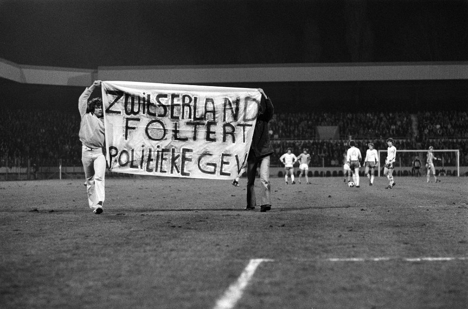 Politieke demonstratie tegen Zwitserland op het spandoek staat Zwitserland fo, Bestanddeelnr 930-1899