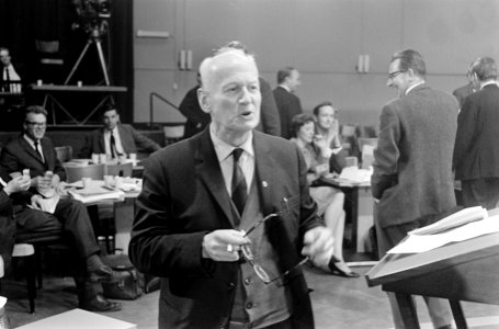 Politieke Teach-in van de VPRO te Utrecht, de heer Van O ( Nat. Chr. Dem. Unie ), Bestanddeelnr 919-8963