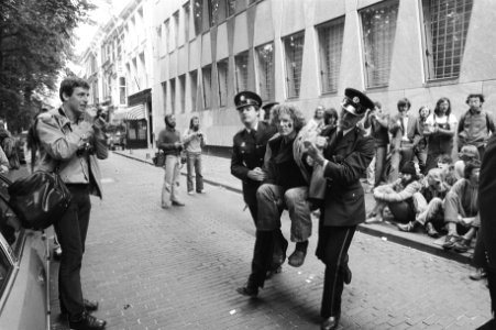 Politie draagt demonstranten weg, Bestanddeelnr 931-6217