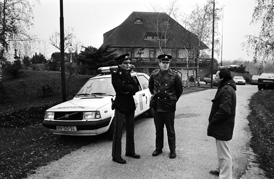 Politie bewaakt de villa van de familie Van der Valk, Bestanddeelnr 932-4257