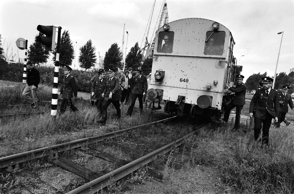 Politie begeleidt een trein in verband met een betoging, Bestanddeelnr 932-6973