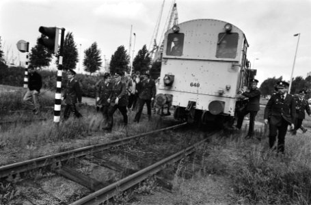 Politie begeleidt een trein in verband met een betoging, Bestanddeelnr 932-6973