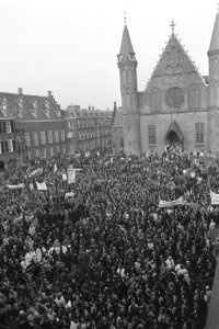 Politie demonstreert in Den Haag tegen bezuinigingen overzichten Binnenhof, Bestanddeelnr 934-1126