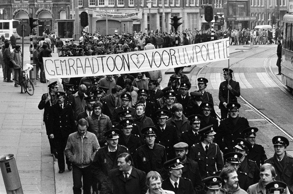 Politie dem. voor verbetering werksituatievergoeding. Na protestverg. in Krasna, Bestanddeelnr 931-9795