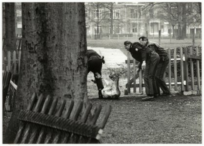 Politie bezig met het terugbrengen van herten die uit de Hertenkamp waren ontsnapt nadat onbekenden het hek hadden opengebroken. NL-HlmNHA 54034049