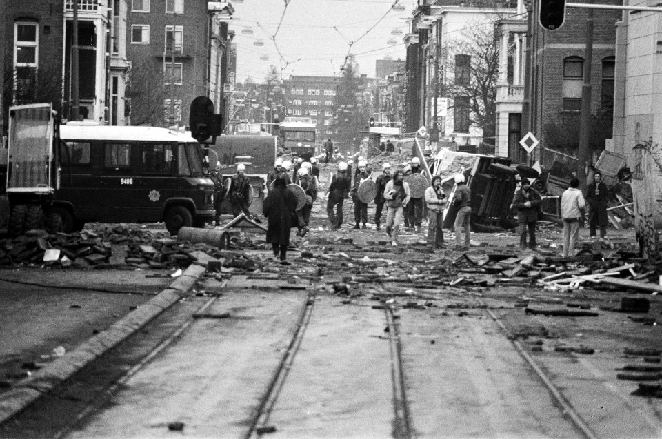 Politie en leger met pantserwagens en tanks ruimen barricaden op in Vondelbuurt,, Bestanddeelnr 930-7001