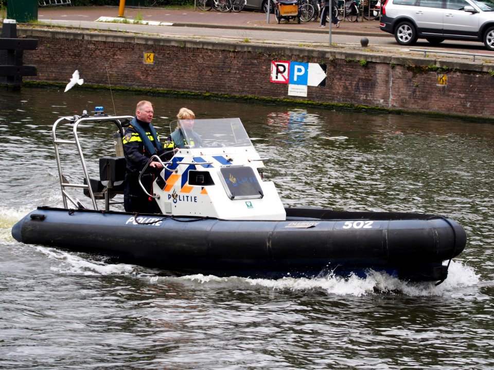 Politie boot 502 in de gracht van Amsterdam, pic1