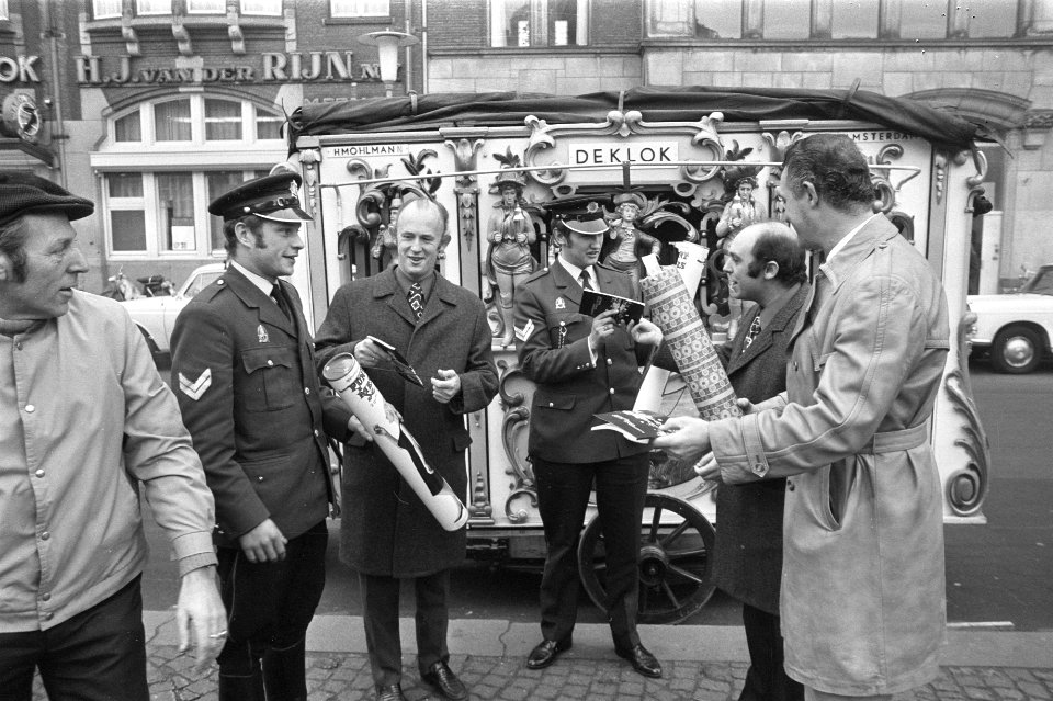 Politieagenten ontvangen geschenken van kappers in verban d met Drie Koningen op, Bestanddeelnr 925-2888