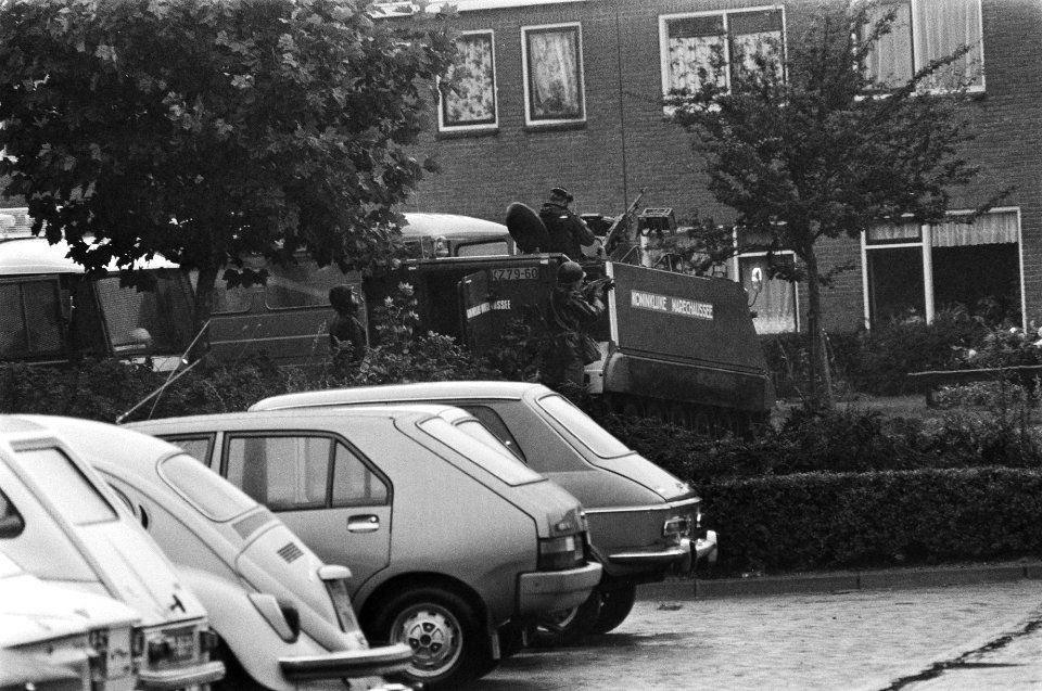 Politie en leger houden wapenrazzia in Zuidmolukse wijken in Assen en Bovensmild, Bestanddeelnr 929-3422