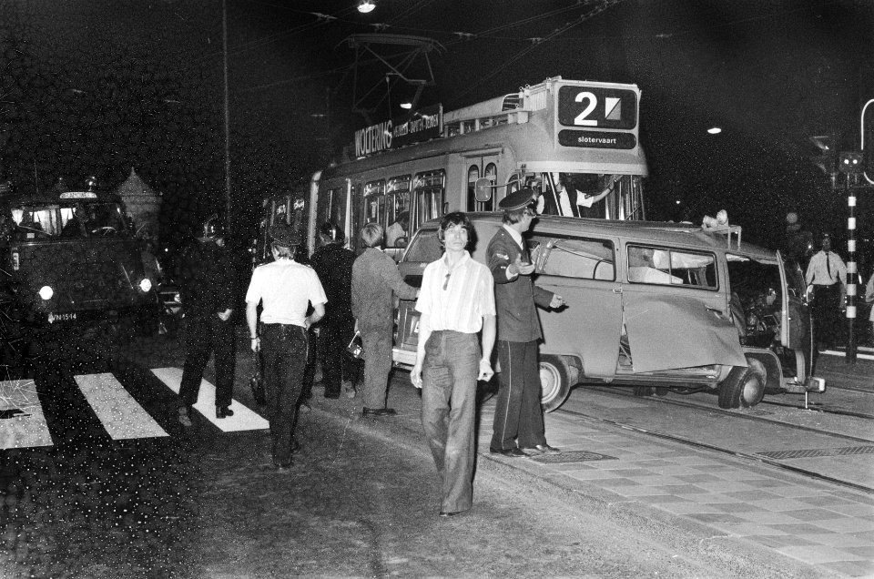 Politiebusje botst tegen tram op de Martelaarsgracht, Bestanddeelnr 929-8628