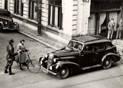 Politiecontrole op de hoek van de Kruisweg en de Kenaustraat. Aangekocht in 1976 van United Photos de Boer bv, NL-HlmNHA 1478 25900 K 38