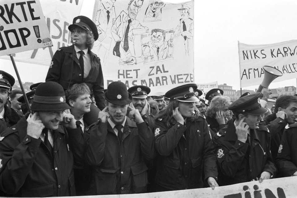 Politie demonstreert in Den Haag tegen bezuinigingen politievrouw op schouders , Bestanddeelnr 934-1129