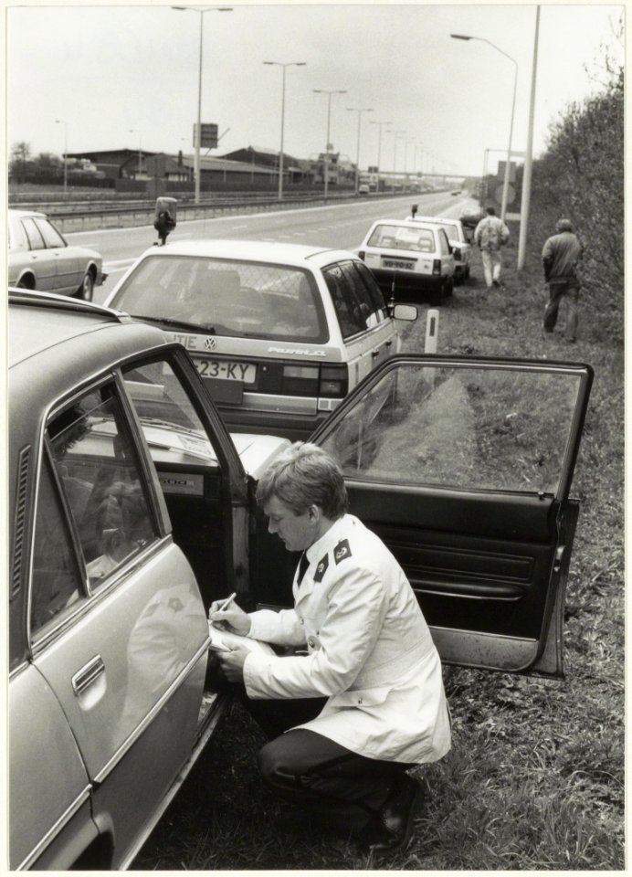 Politiecontrole op de A5 bij Halfweg. NL-HlmNHA 54031986