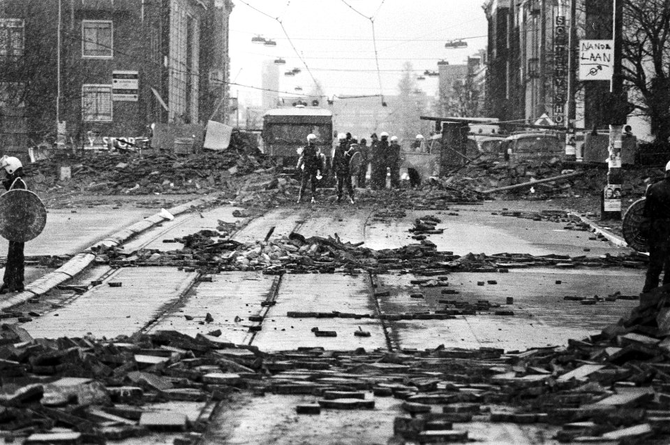 Politie en leger met pantserwagens en tanks ruimen barricaden op in Vondelbuurt,, Bestanddeelnr 930-7008