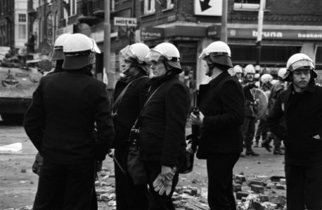 Politie en leger met pantserwagens en tanks ruimen barricaden op in Vondelbuurt,, Bestanddeelnr 930-6998