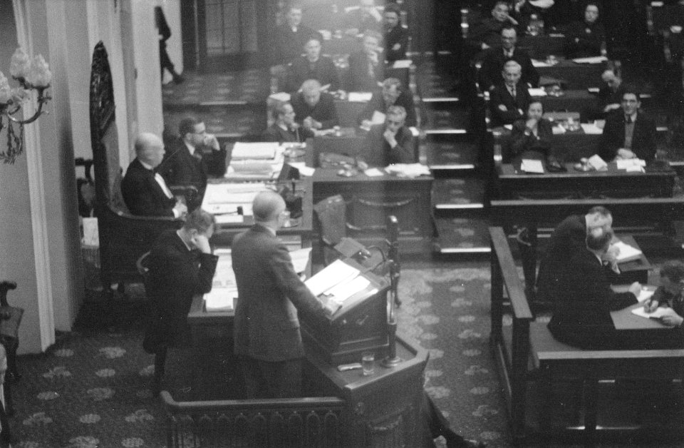 Politiek beelden van de Tweede Kamer. De heer Romme (KVP) op het spreekgestoelt, Bestanddeelnr 934-6674