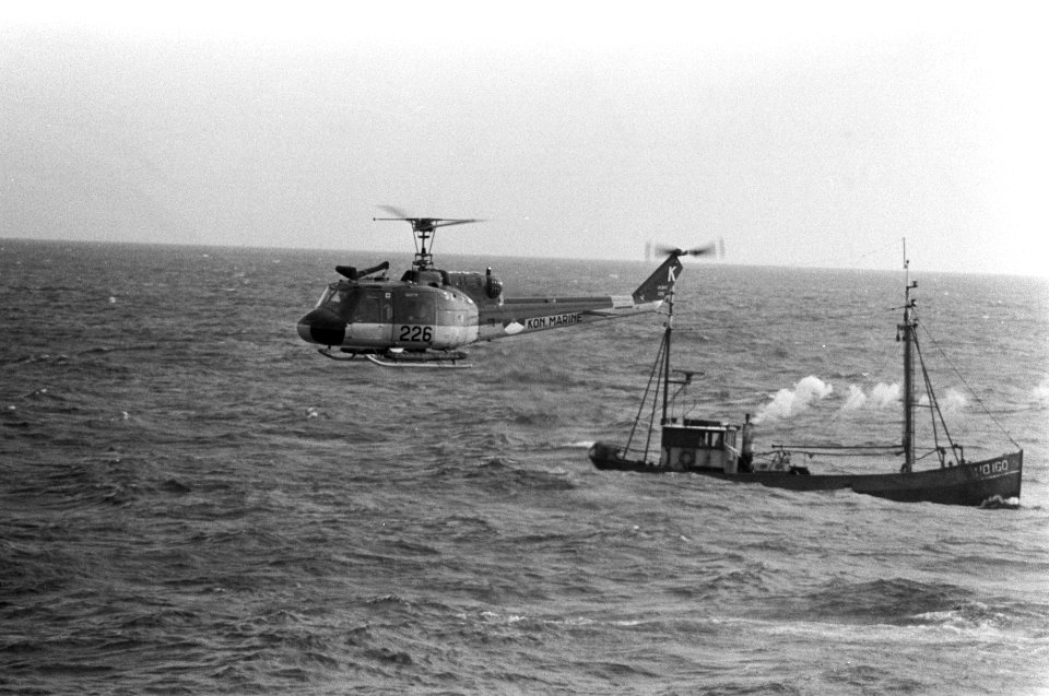 Politie, douane en marine rollen hasjiesjsmokkelnet op op zee helicopter en smo, Bestanddeelnr 927-1504