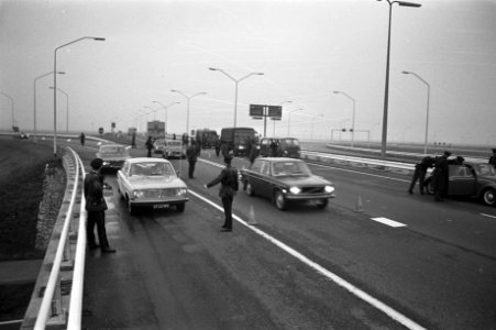 Politie controleeert autos op verkeersweg naar Schiphol, Bestanddeelnr 924-8495