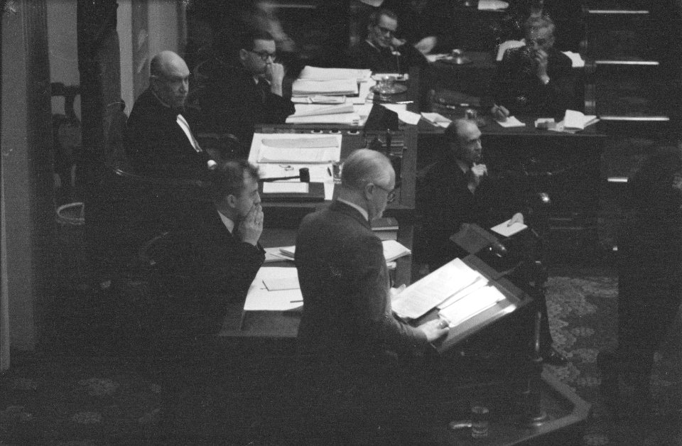 Politiek beelden van de Tweede Kamer. De heer Romme (KVP) op het spreekgestoelt, Bestanddeelnr 934-6673