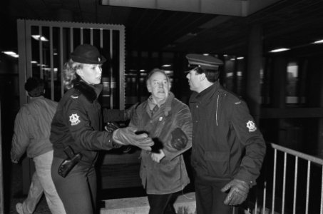Politie verwijdert man die op eigen gelegenheid het Haags gerechtsgebouw wilde b, Bestanddeelnr 933-5349