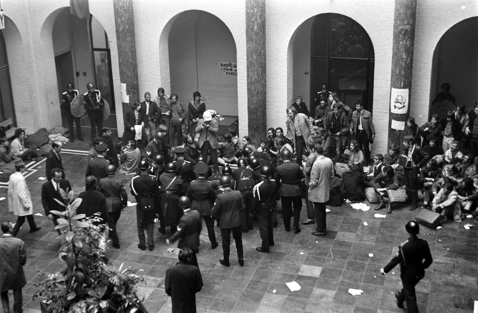 Politie voert studenten uit Maagdenhuis, Amsterdam af bezetter wordt buiten naar, Bestanddeelnr 922-4431