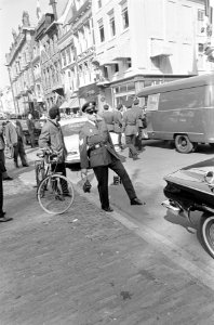 Politiediensten handhaven de orde, Bestanddeelnr 919-5765