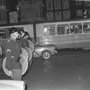Politie treedt op in Amsterdam met veel machtsvertoon bij rellen. Marechaussees , Bestanddeelnr 919-2595